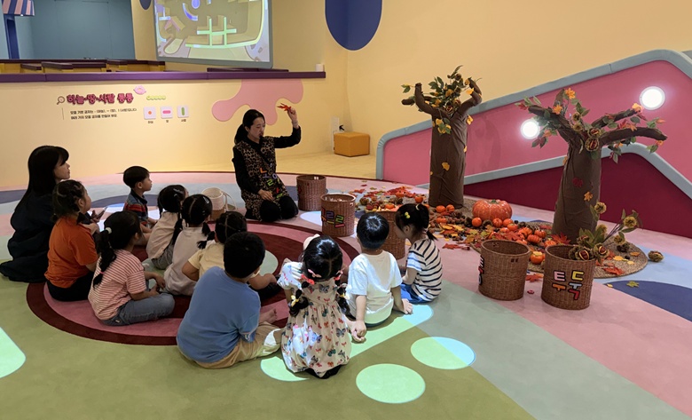 [붙임] 프로그램 운영 사진(한글놀이터 세종관에서 가을 맞이 프로그램에 참여하여 한글의 재미를 느끼고 있는 어린이들의 모습).jpg