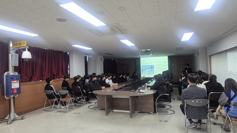 충주시 청소년들, 24시간 도시 지키는‘스마트 안전망’직접 확인 (1).jpg