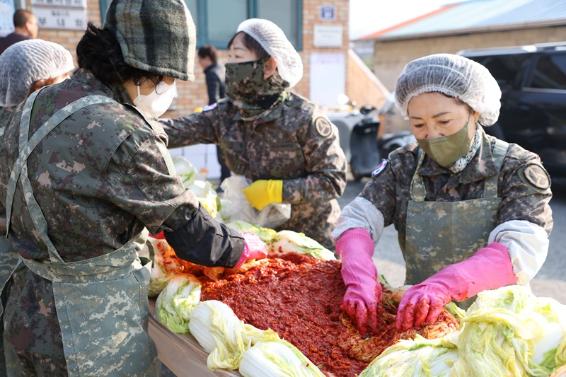 11.6.보은군 여성예비군, 김장 250포기 담가 60가구에 전달-여성예비군이 김장을 담그는 모습.jpg