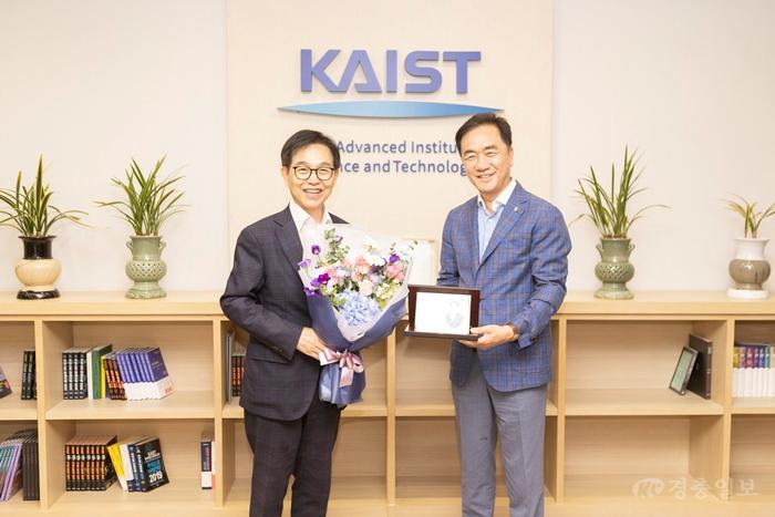 정장선 평택시장, KAIST 총장에 감사패…AI 반도체 융합캠퍼스 추진 협력 강화
