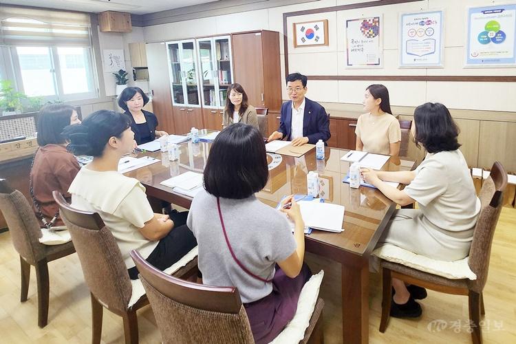 "학부모 민원에 지친 교사들"…윤건영 교육감이 직접 들은 현장 목소리