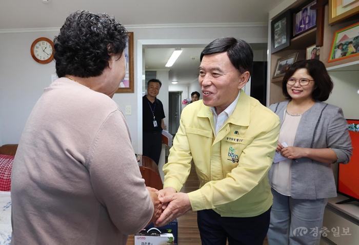 황인호 대전 동구청장, 광복절 앞두고 독립유공자 유족 위문
