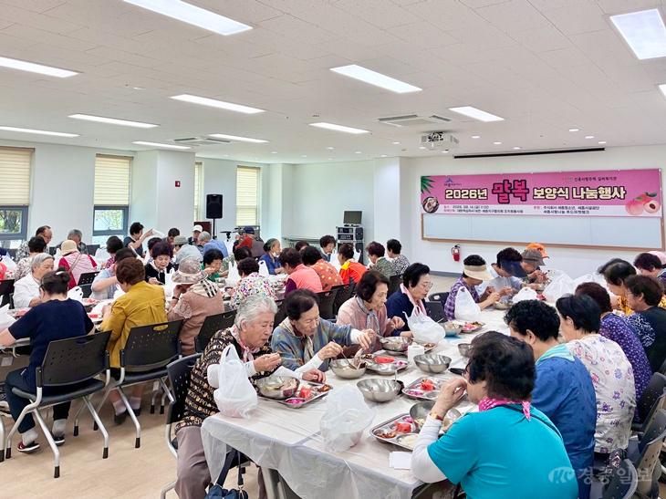 신흥사랑주택 실버복지관, 말복 맞아 어르신 100여 명에 보양식 나눔