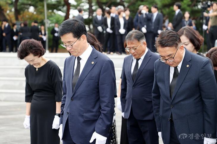 윤건영 충북교육감, 광복절 맞아 독립운동 기념시설 참배