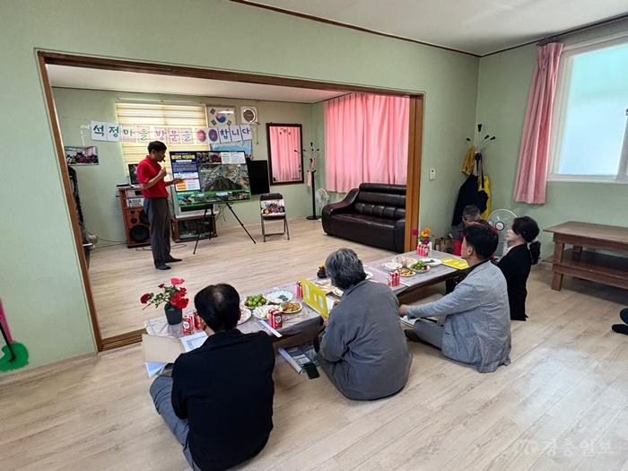 17일 오전 괴산군 행복마을 2단계 선정을 위한 현장평가 (2).jpg