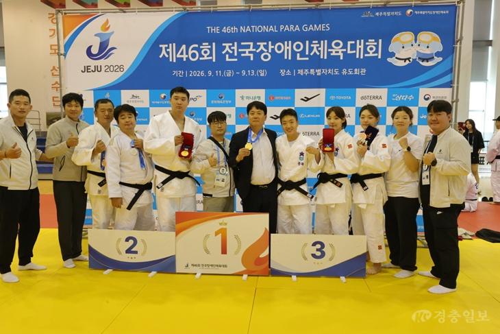 증평군 장애인 선수들, 전국장애인체전서 메달 5개(서은지 서은주(오른쪽에서3번째서은지, 4번째 서은주).jpg
