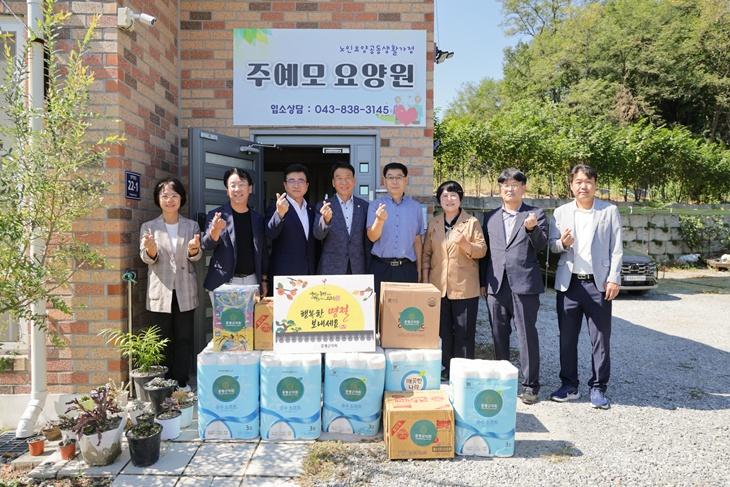 [사진]26.9.21.증평군의회, 노인요양원 찾아 따뜻한 명절의 정 나눠.jpeg