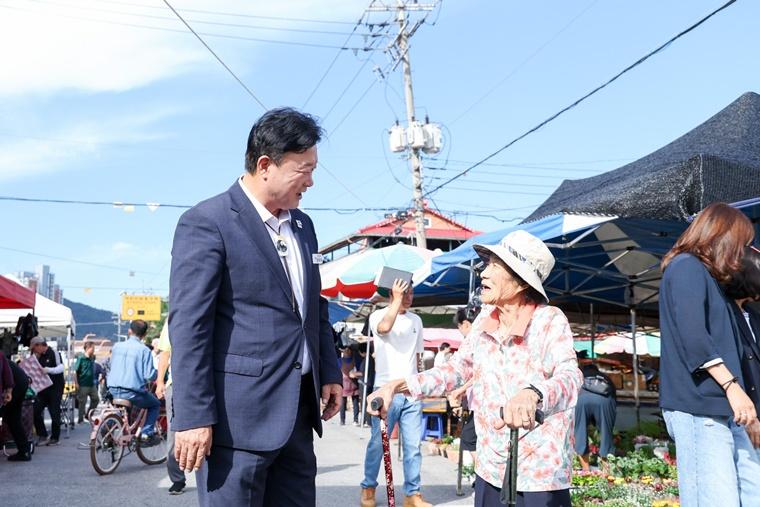 1 성수석 이천시장, 추석 맞아 전통시장 찾아 시민·상인들과 온정 나눠 1.jpg