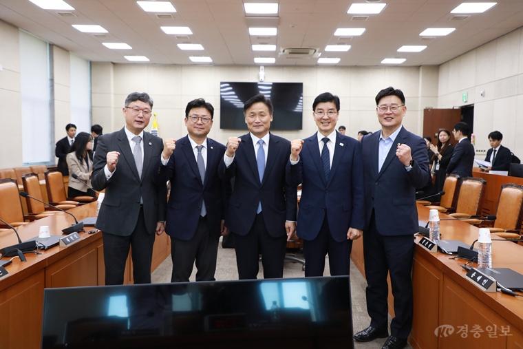 왼쪽부터 안신일 세종시의회 의장, 강명구 국회의원, 김영진, 이해식 국회의원, 최종현 경기도의회 의원.jpg