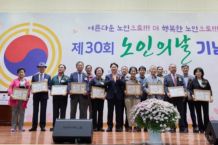 1. “어르신의 헌신에 감사”…아산시, 제30회 노인의 날 기념행사(1).jpg
