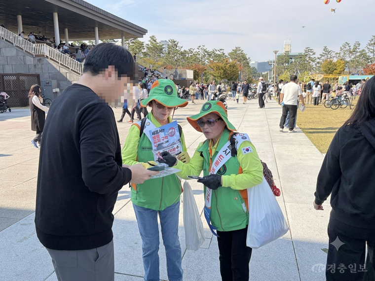 시민들에게 드론 비행 관련 안내사항을 설명하고 있다.PNG