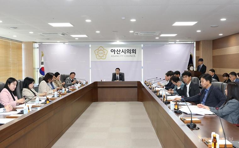 사진1_아산시의회가 ‘2026년 제4회 의원회의’를 개최하고 있다.JPG
