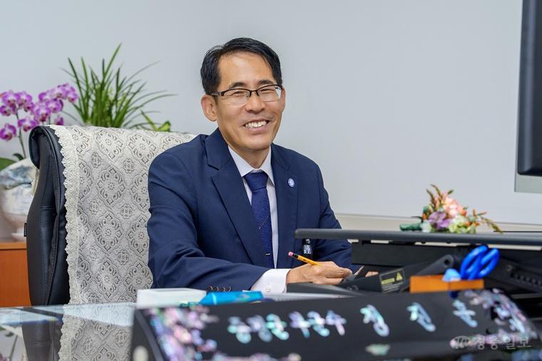 집무보고있는 정진훈 부군수.jpg