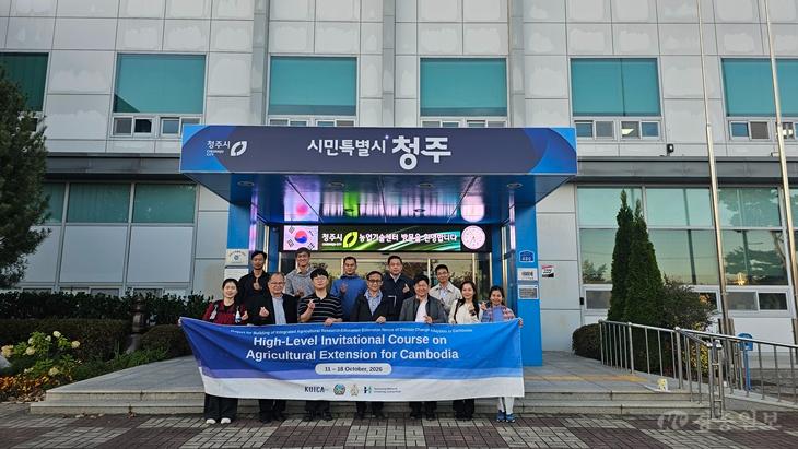 03.1 청주시, 캄보디아에 데이터 기반 농업환경 관리 노하우 전수.사진.jpeg