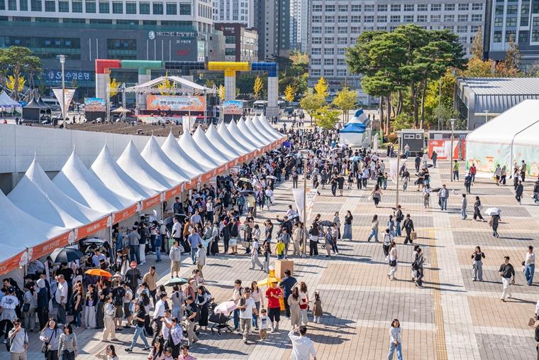 7. 17일 천안종합운동장 오륜문광장 일원에서 열린 '2026 빵빵데이 천안' 행사장을 찾은 시민들의 모습 (2).jpg