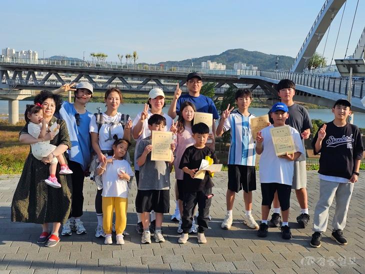의랑초 토끼와 거북이 달리(완주후 가족과 찍은 모습).jpg