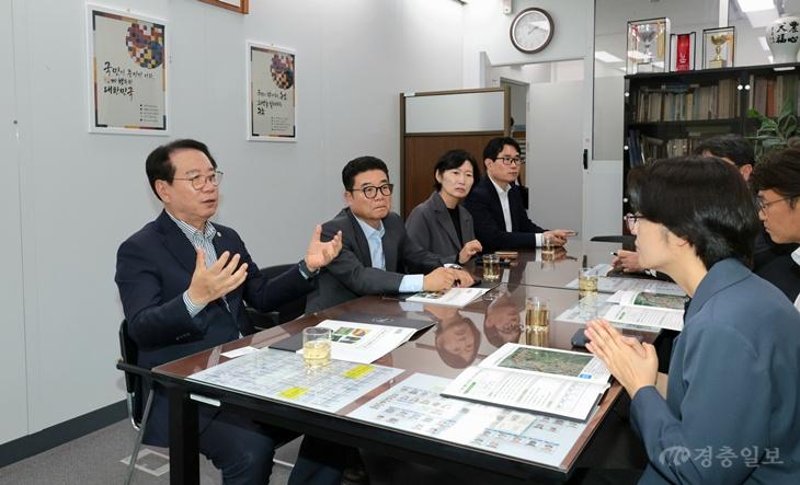 20일 송인헌 군수가 농림축산식품부에 방문해 관계자에게 군 핵심 현안사업들을 설명하고 건의하고 있다.jpg