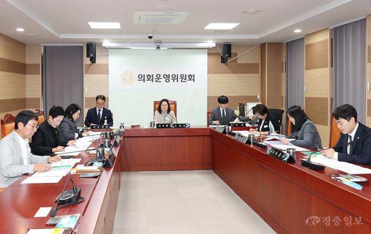 사진1_아산시의회가 제268회 임시회 제1차 의회운영위원회를 열고 있다.JPG